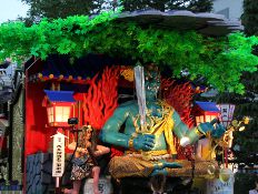 Fudo-Myoo-Statue auf einem Festwagen