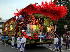 Sehr langer Festwagen des Sansha Taisai Festivals