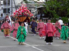 Mehrere Generationen beim Festumzug des Aoi Matsuri