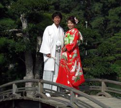Der Korakuen-Garten in Okayama nahe der Burg ist ein beliebter Platz für Hochzeiten bei den Japanern. Frisch Verheiratete
