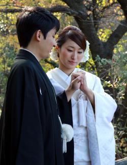 japanisches Hochzeitspaar betrachtet seine Eheringe