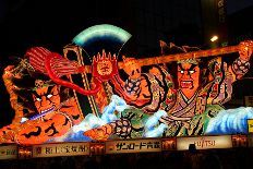 Festwagen bei Nacht