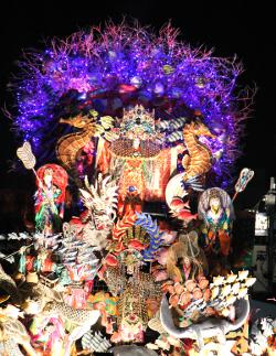 Prachtvoller Festwagen des Sansha Taisha Matsuri