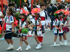 Kinder beim Sansha Taisai Fest