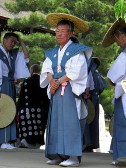 Männer in Festbekleidung