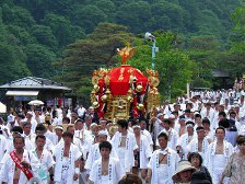 Die Prozession mit den Mikoshi