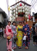 Festivalbesucher im Kimono