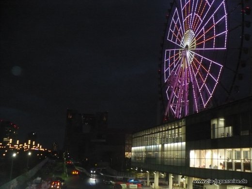 Bunt beleuchtetes Riesenrad auf dem Venus Fort Komplex japan-live-maerz16