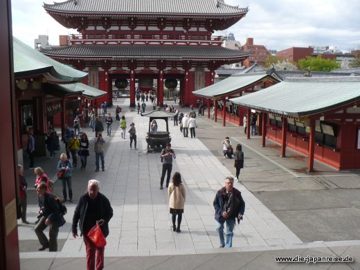 Blick von der Haupthalle auf die Tempelanlage Sensoji japan-live-maerz16
