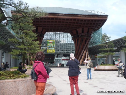 Schon der Bahnhof in Kanazawa beeindruckt japan-live-maerz16