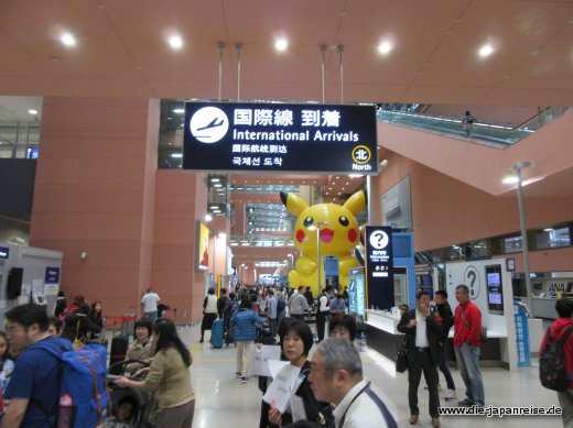 Ankunft am Flughafen Osaka. Nein, das große gelbe Ding ist nicht unser Reiseleiter. japan-live-april2017