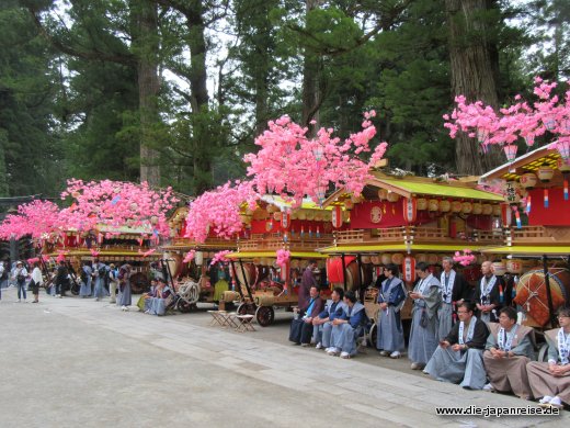 Buntgeschmückte Festtagswägen bei einem Matsuri (Volksfest) japan-live-april2017