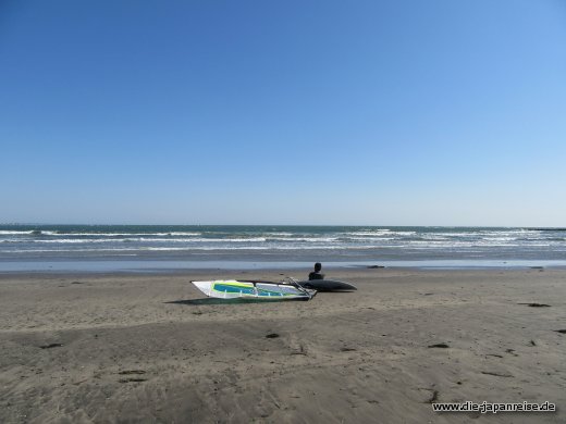 Kaum weht der Wind kommen die Surferboys raus japan-live-april2017