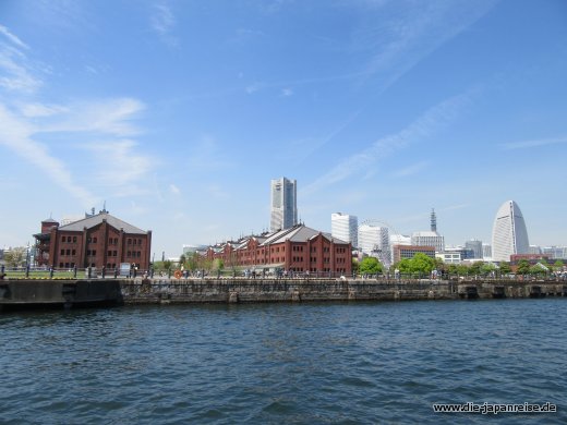 Alte Lagerhäuser mit moderner Skyline im Hintergrund japan-live-april2017