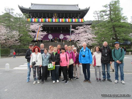 Unsere Reisegruppe vor dem Chion-in Tempel japan-live-april2017