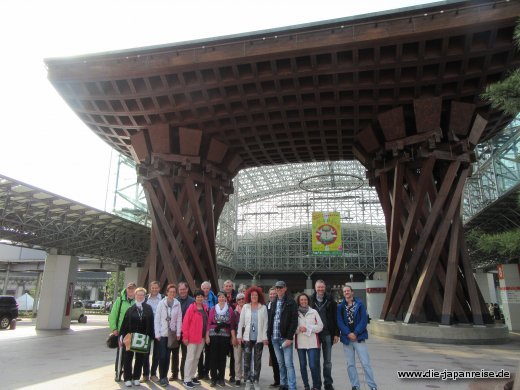 Unsere Gruppe am Bahnhof in Kanazawa japan-live-april2017