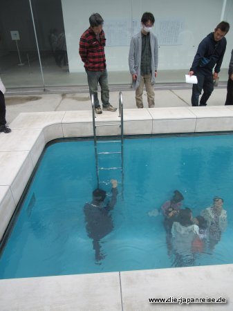 Nicht in den Pool springen! Das ist Kunst. japan-live-april2017