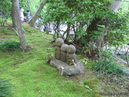Süße Statuen im Hasedera Tempel japan-live-maerz2017