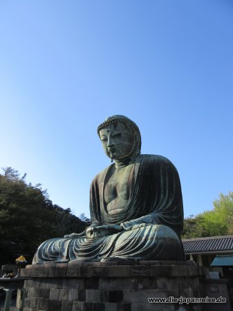 Ganz entspannt meditiert der große Buddha von Kamakura im Freien japan-live-maerz2017
