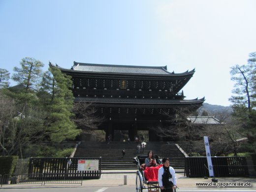 Das beeindruckende Eingangstor des Chion-in Tempels japan-live-maerz2017