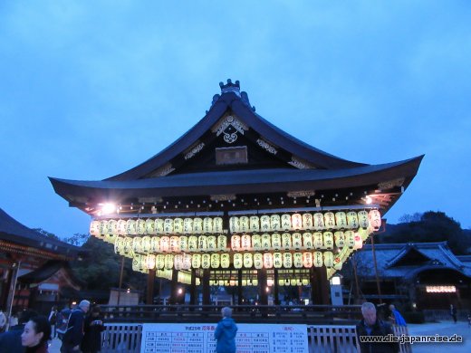 Gegen Abend leuchten die Lampions am Yasaka Schrein japan-live-maerz2017