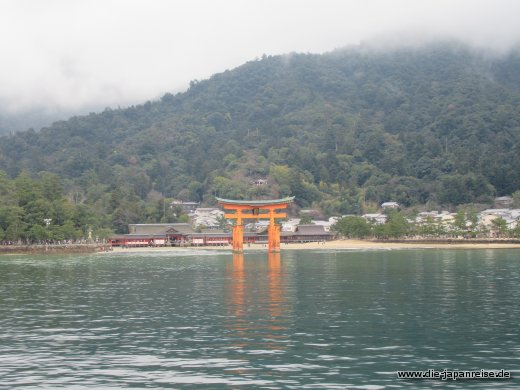 Die Wolken hängen Tief auf der heiligen Insel Miyajima japan-live-maerz2017