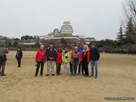 Unser kleines Grüppchen vor der Burg in Himeji japan-live-maerz2017