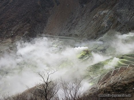 Gelbe Schwefelablagerungen in den Bergen des Nationalparks JapanLiveMaerz