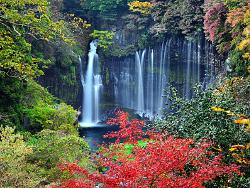 Wasserfall im Herbst