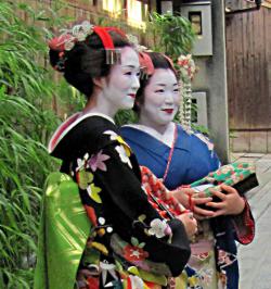 Maikos in Kyoto