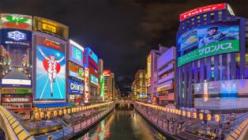 Dotonbori Ausgehviertel mit Neonreklamen in Osakas Innenstadt