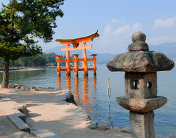 Berühmtes rotes Torii auf Miyajima
