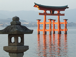 Das berühmte fliegende Torii von Miyajima auf unserer 14 &18-tägigen Onsen & Wellness-Reise inklusive Flügen von Frankfurt und BCT-Reiseleiter