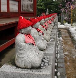 aufgereihte Statuen auf dem Takao-san