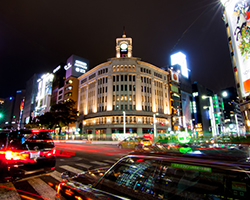 Bekannte Kreuzung in Ginza mit Blick auf das Kaufhaus Mitsukoshi.