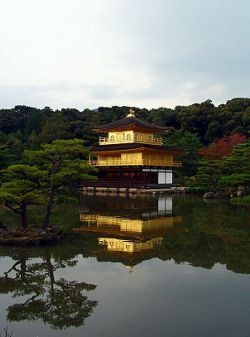 Goldener Pavillon mit Spiegelbild