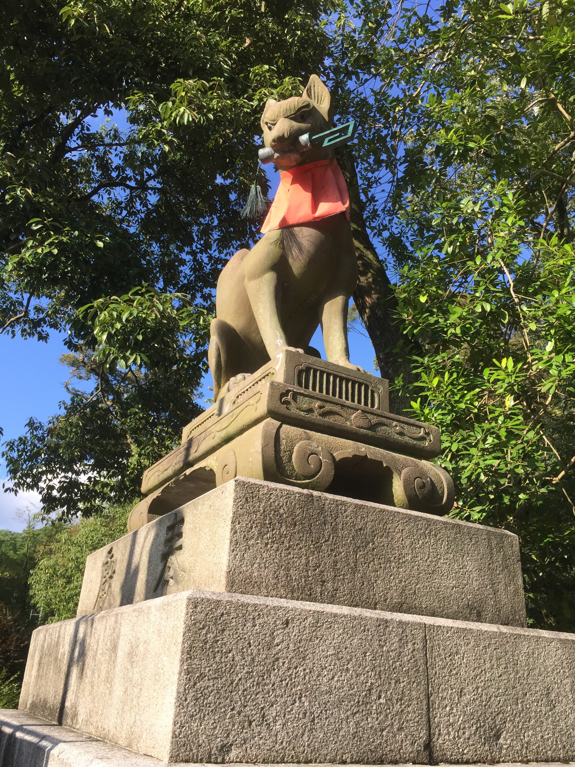 Die Fuechse findet man als Behueter vor den Inari-Schreinen.