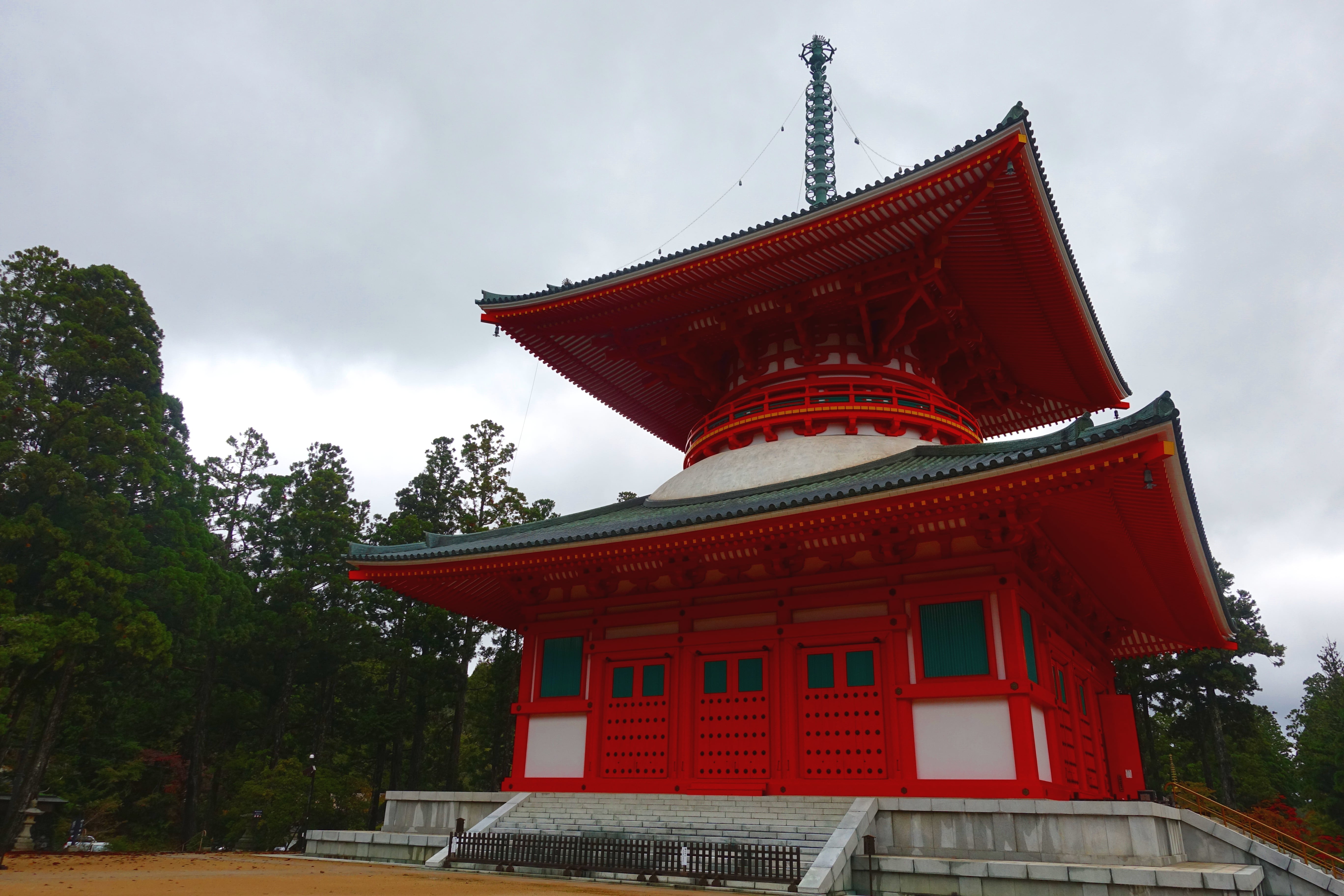 Auf der kleinen Anlage, auf dem sich auch das Grabmal des Mönches Kukai befindet, gehört Koongbu-ji zu den Heiligtümern.