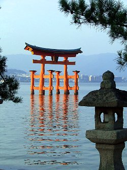 Über Flut- und Ebbezeit in Miyajima kann man sich vorher informieren und auf den besten Moment warten. Torii unter Wasser