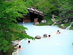 weiße heiße Quelle vom Shirahone Onsen