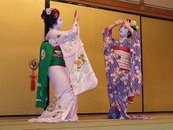 Maiko-Tänzerin in Kimonos